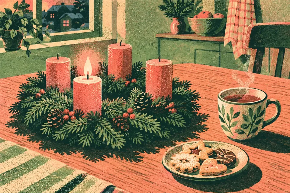 Ein schlichter Adventskranz aus Tannenzweigen mit einer brennenden Kerze auf einem Holztisch, daneben Tee und selbst gebackene Plätzchen